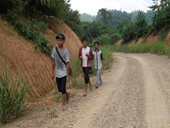 Về nơi trẻ em phải băng rừng, lội suối 20km tìm chữ