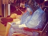 Hãi Ebola, khách Mỹ mặc áo mưa đi máy bay
