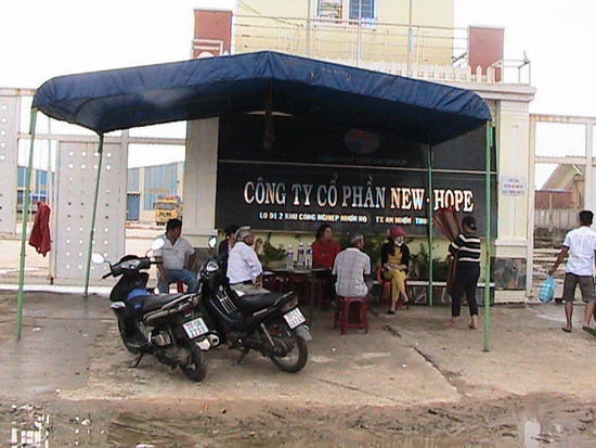 Tư thương án ngữ trước nhà máy để đòi nợ