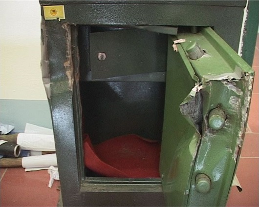 Đục két sắt trộm tài sản