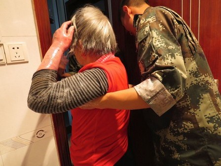 Kẹt tay 4 tiếng trong bồn cầu vì lấy  răng giả bị đánh rơi