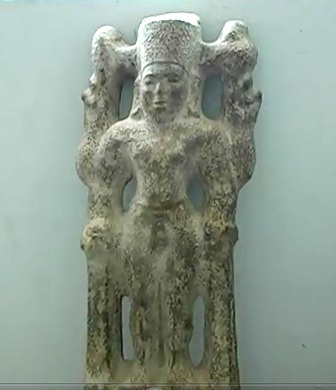 Người dân đào đất phát hiện tượng thần Vích-Nu