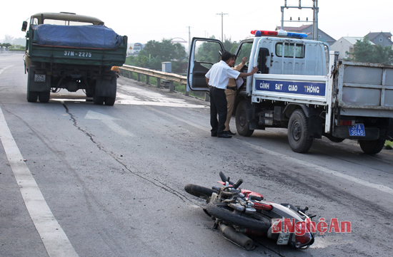 Xe tải đâm xe máy, nam thanh niên tử vong