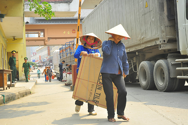 Hàng lậu công khai qua biên giới