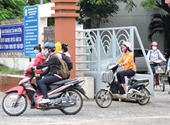 Học sinh vẫn vô tư đi xe máy phân khối lớn đến trường
