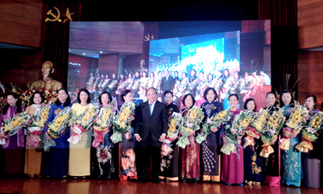  Phó Thủ tướng Nguyễn Xuân Phúc tặng hoa cho Ban chấp hành Hiệp hội