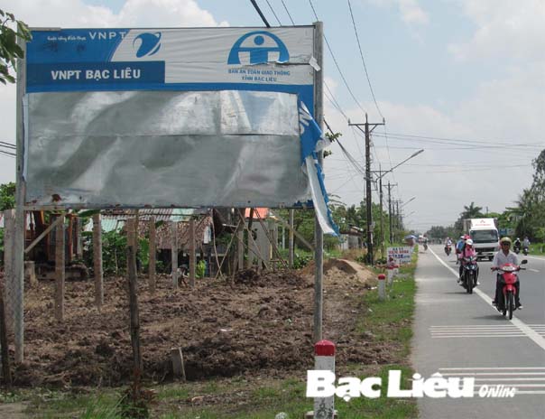 Pa-nô tuyên truyền an toàn giao thông rách nát