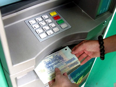 Phí ngân hàng tròng cổ khách