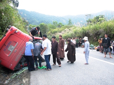 Xe khách lao vào vách núi, lật úp
