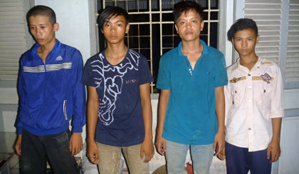 Bắt quả tang 6 đối tượng chặn xe ô tô xin đểu