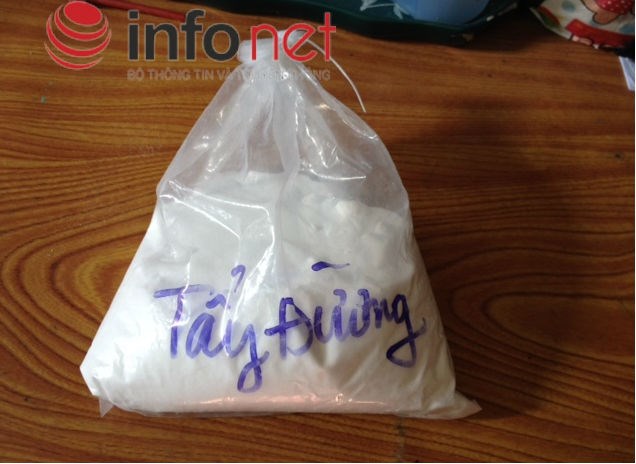 Chất độc tẩy trắng lòng lợn hét giá vì phải bán lén lút