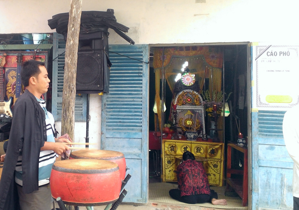 Dùng búa bổ lưng chị vợ rồi tự sát