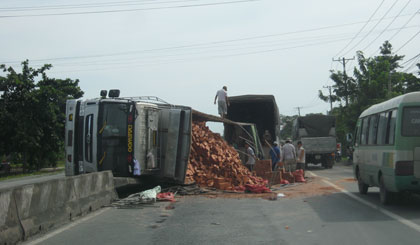 Xe tải mất lái hất tung dải phân cách