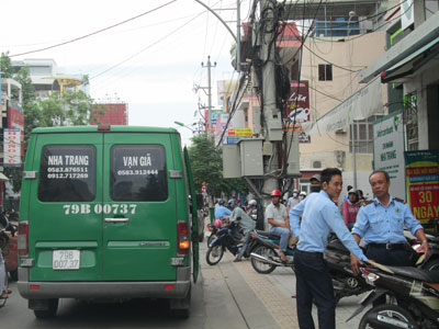 Xe dù vào phố đón khách