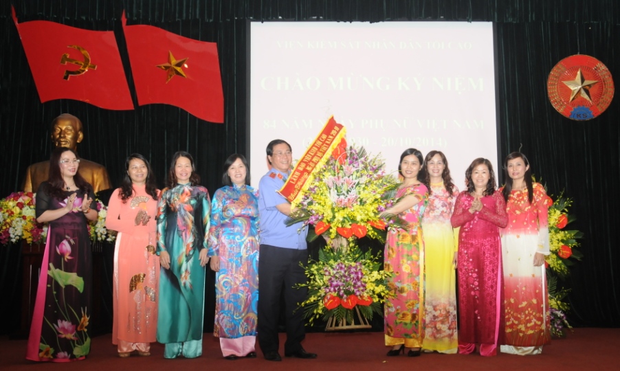  Đồng chí Nguyễn Hải Phong, Phó Viện trưởng VKSNDTC tặng hoa chúc mừng các nữ cán bộ, công chức, viên chức tại buổi Lễ.