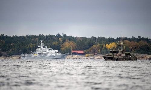 Tàu dò mìn HMS Kullen và môt tàu bảo vệ hôm qua tìm kiếm con tàu bí ẩn tại vịnh Namdo, ngoài khơi Stockholm. Ảnh: AFP.