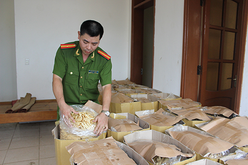 Bắt giữ 1,2 tấn bim bim có ngày sản xuất ở tương lai