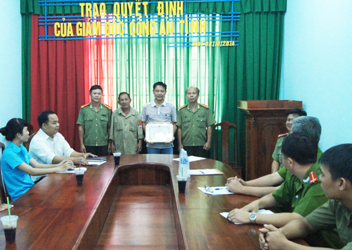 Khen thưởng người dân bắt cướp