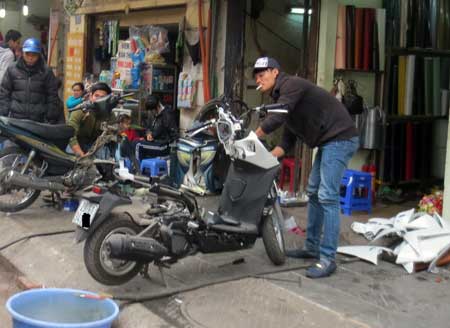 Đang thay đổi màu sơn xe trộm cắp thì bị bắt