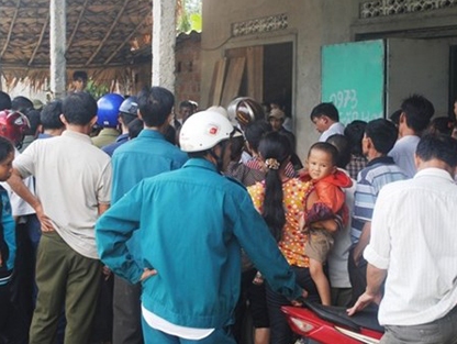 Mẹ treo cổ tự tử bỏ mặc 2 con thơ khóc ngất