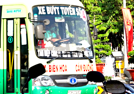 Chấn chỉnh tài xế xe buýt vừa lái xe vừa nghe điện thoại