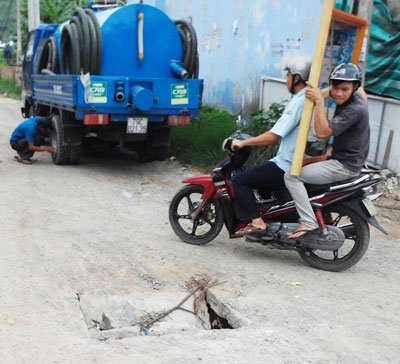 Nắp hố ga ở ngã ba đường liên tục bị bể