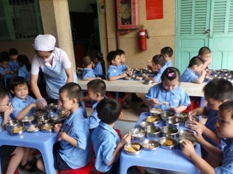 Hàng chục học sinh sốt, ói sau bữa ăn