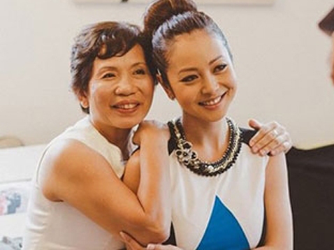 Mẹ chồng Jennifer Phạm ngày càng lu mờ