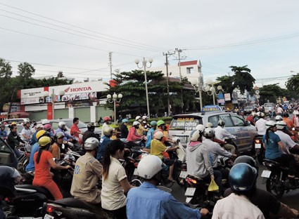 Cần điều tiết giao thông tại vòng xoay Khu công nghiệp Đông Xuyên