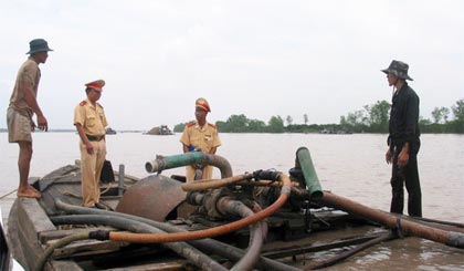 Người dân bức xúc trước nạn khai thác cát trái phép