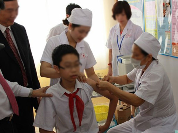 Điều chuyển công tác cán bộ y tế tiêm nhầm vaccine bằng  nước cất