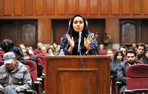 Bức ảnh chụp hôm 15/12/2008, khi Reyhaneh Jabbari tự bào chữa cho mình trong phiên tòa đầu tiên cáo buộc cô giết một cựu nhân viên tình báo Iran tại Tehran. Ảnh: AFP.