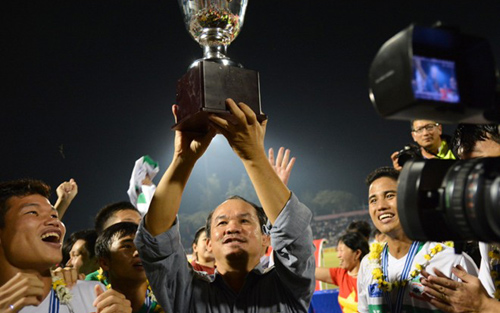 Bầu Đức dùng chuyên cơ rước cúp vô địch về Gia Lai