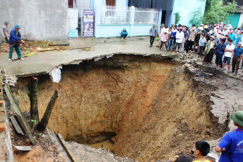 Cận cảnh hố tử thần khổng lồ xuất hiện ở Thanh Hóa