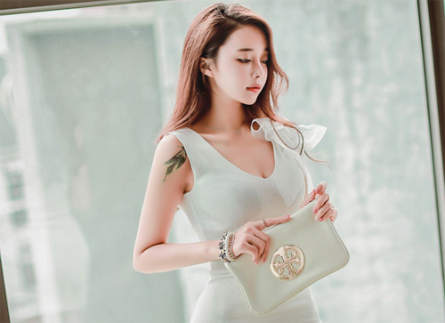 Khổ sở vì bạn gái lột xác thành hot girl