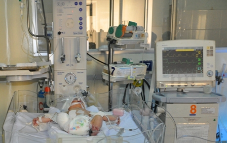 Sức khỏe bé sơ sinh văng khỏi bụng mẹ đang xấu đi