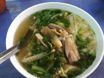 Dân Hà Nội xếp hàng ăn phở gà sáng 100 000 đồng bát