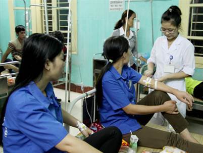 Hàng chục công nhân nhập viện do ngộ độc thực phẩm