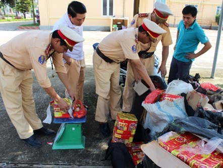 Bắt xe khách chở hơn 1,5 tạ pháo