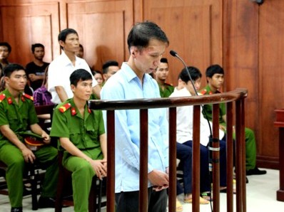 Giảm án cho kẻ dùng xăng đốt người yêu