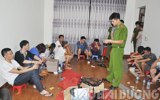 Bắt ổ đánh bạc lớn, thu gần 700 triệu đồng