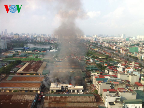 Cột lửa cuộn cao hàng chục m ở xưởng gỗ Cty Lâm sản Giáp Bát, Hà Nội