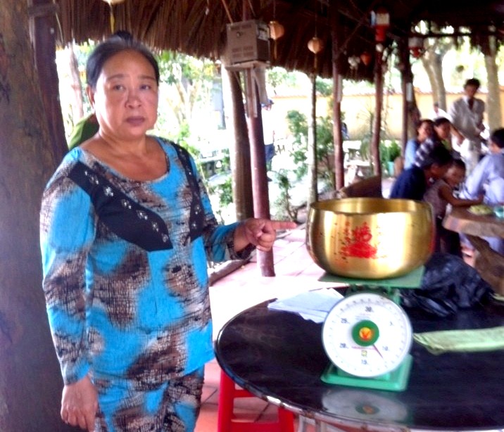 Vờ thắp nhang, ra tay trộm chuông