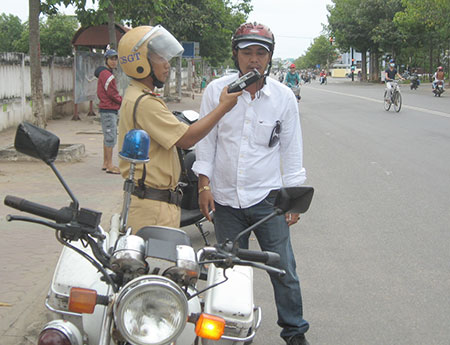 Lập chốt xử lý vi phạm người tham gia giao thông sử dụng rượu bia