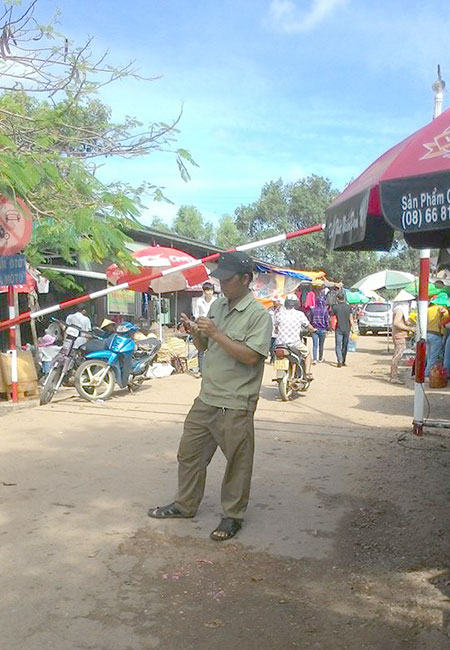 Giả danh dân phòng, ép gửi xe