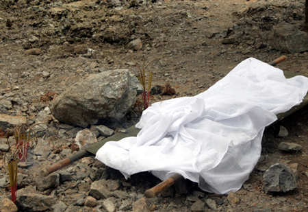 Phát hiện một công nhân chết trong nhà tắm