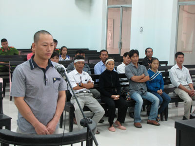 Chém chết bảo vệ vì  gọi không ra mở cổng