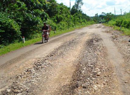 Kiên quyết xử lý phương tiện chở quá tải trọng lưu thông trên đường