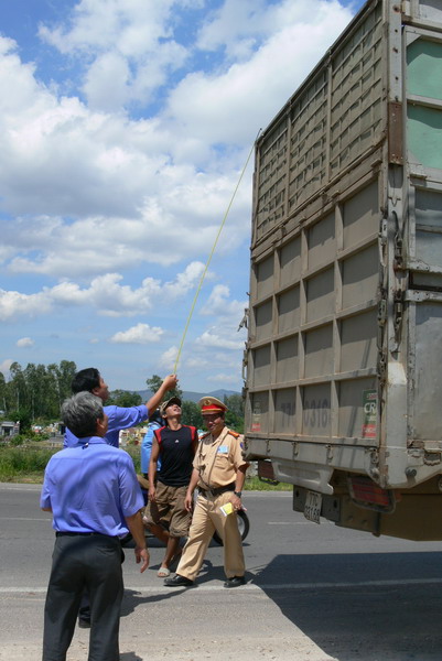 Yêu cầu doanh nghiệp cam kết không vận chuyển hàng quá tải trọng