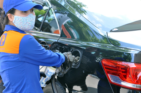 Tăng hoa hồng, giá xăng đội thêm 190 đồng